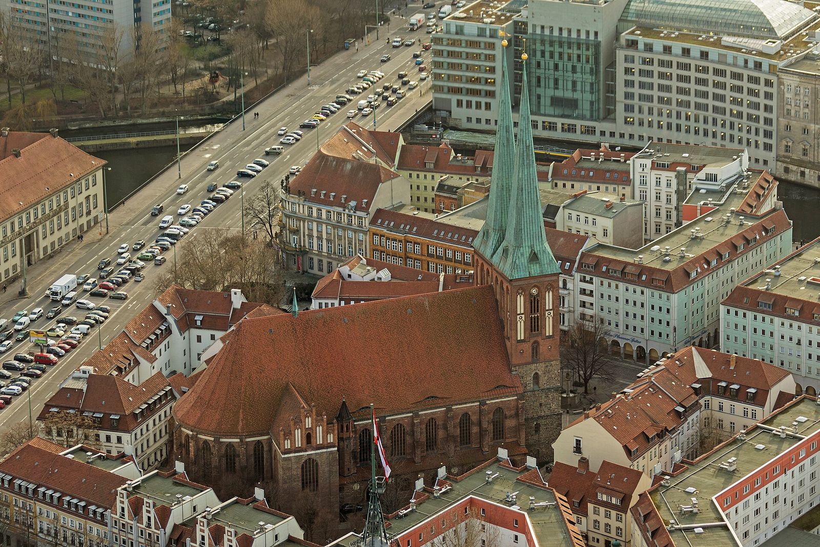 Ausblick vom Fernsehturm auf die zweitürmige Nikolaikirche und die roten Dächer des Nikolaiviertels