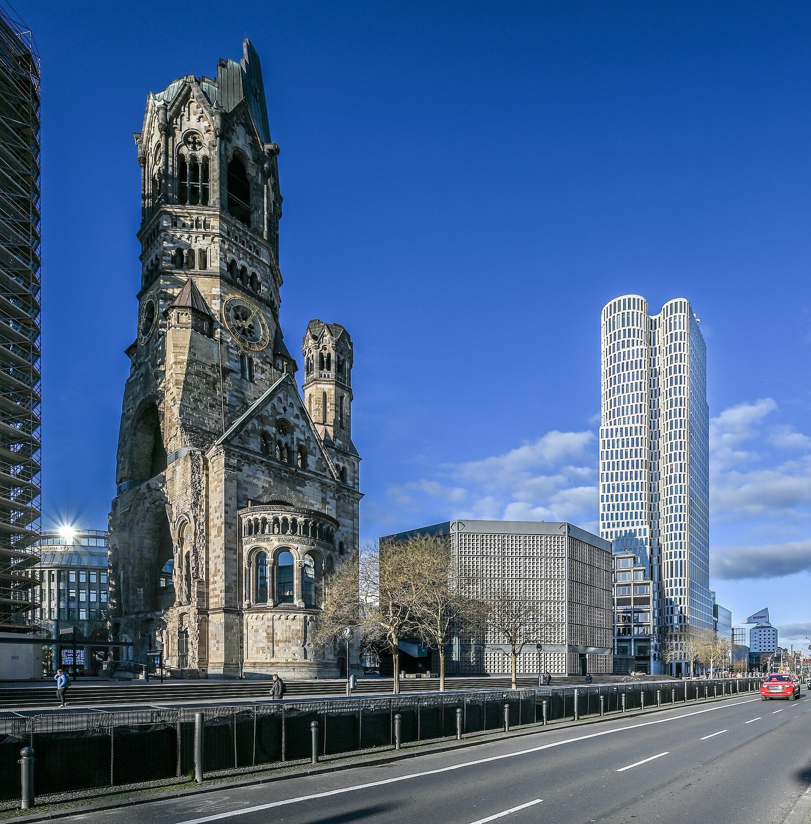 Ruine des Turms der Kaiser-Wilhelm-Gedächtniskirche am Breitscheidplatz, daneben der achteckige Neubau von Egon Eiermann und ein Hochhaus
