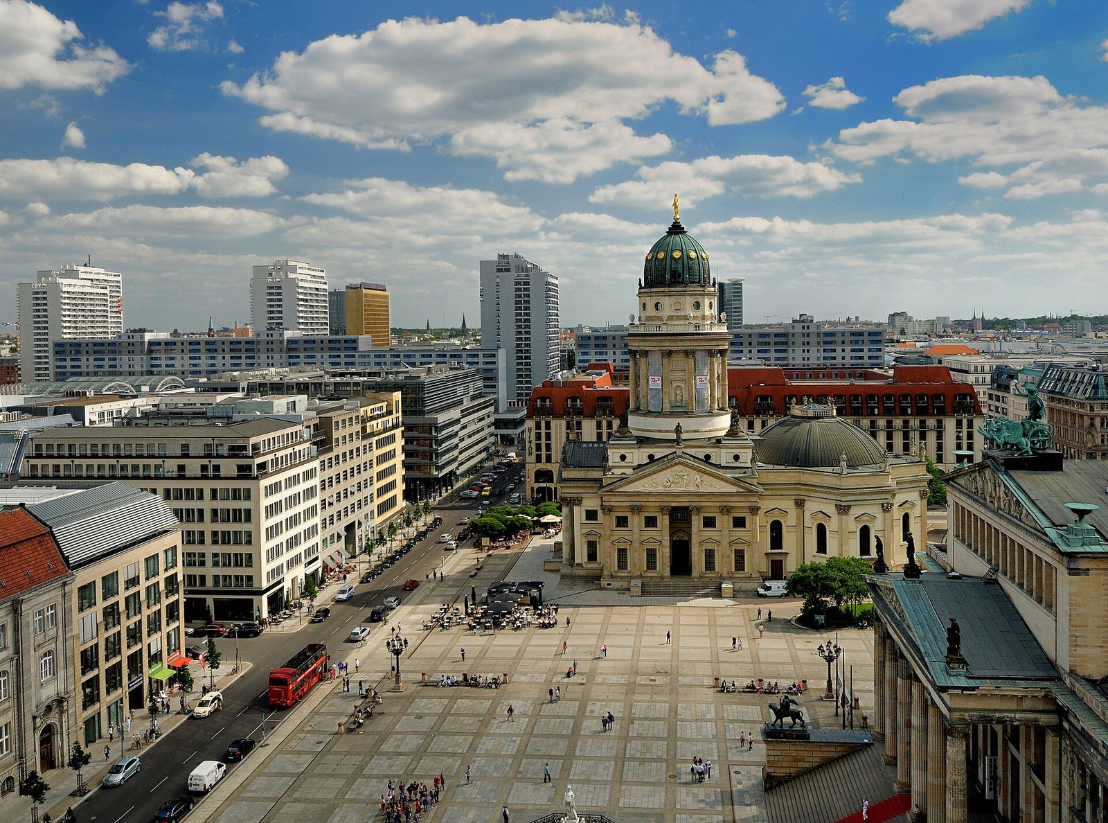 Vom Französischen Dom über den Gendarmenmarkt: links der Deutsche Dom, rechts das Konzerthaus