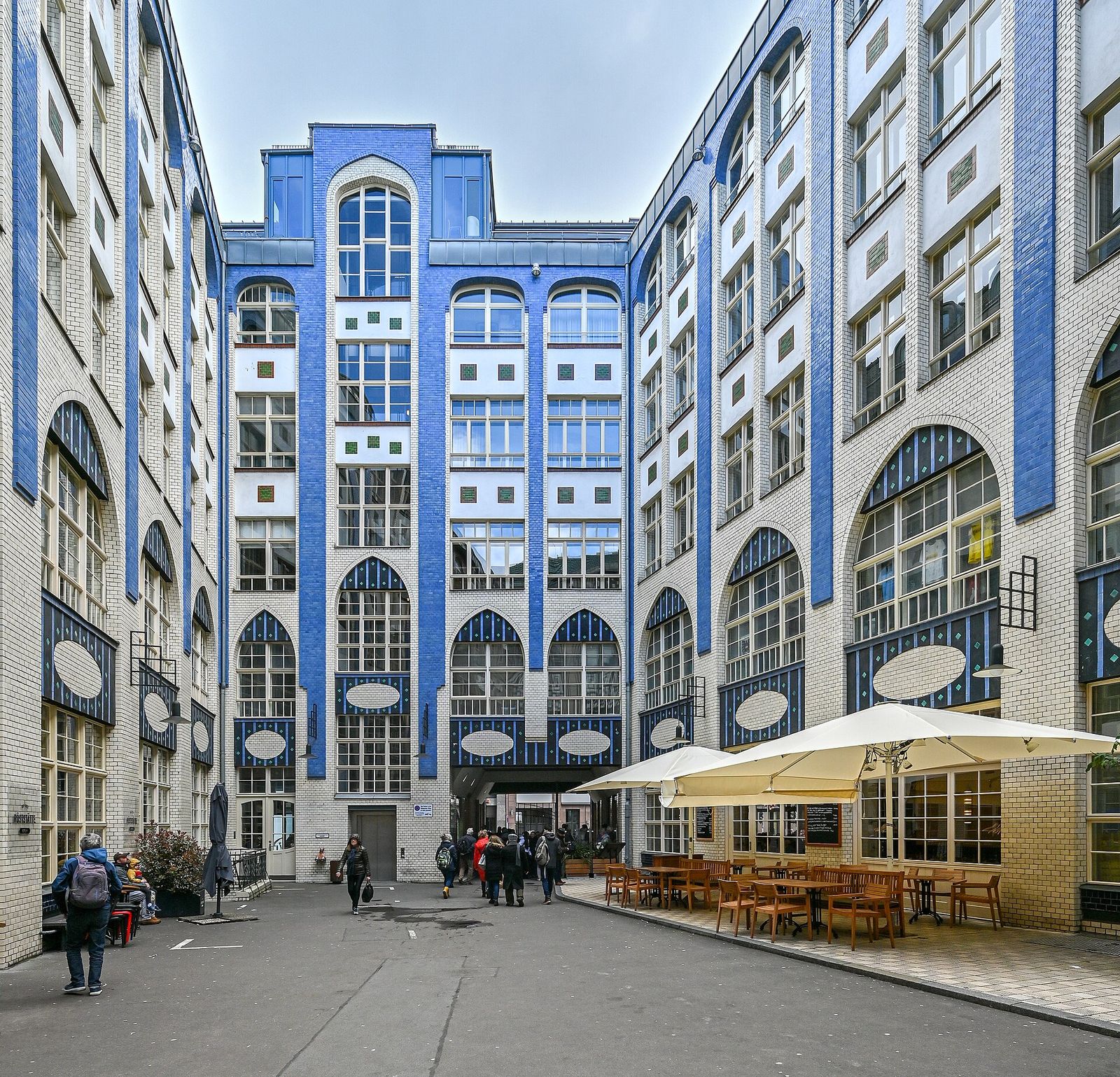 Erster Hof der Hackeschen Höfe mit glasierter Jugendstilfassade in Blau und Weiß