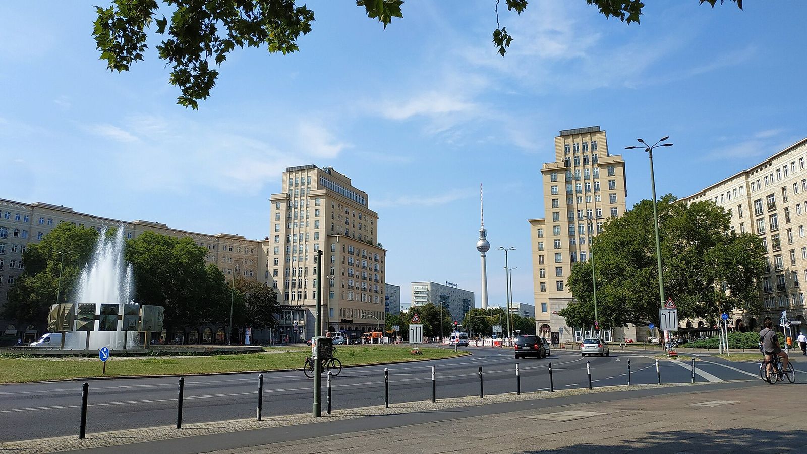 Strausberger Platz an der Karl-Marx-Allee: Brunnen, flankierende Turmbauten und im Hintergrund der Fernsehturm