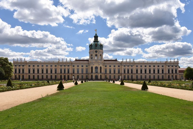 Schloss Charlottenburg von der Gartenseite mit dem Kuppelturm, davor die Rasenachse und Formschnittbäume des Barockgartens