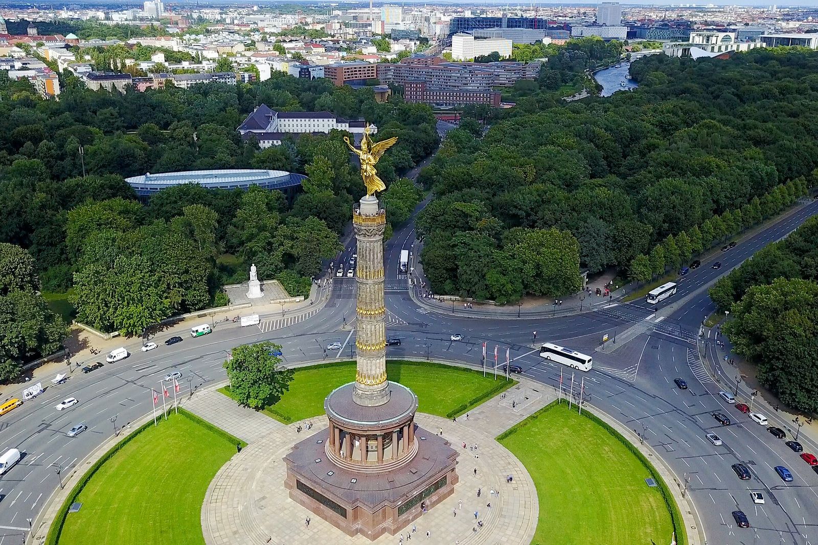 Luftaufnahme der Siegessäule mit goldener Viktoria auf dem Großen Stern, umgeben von den Bäumen des Tiergartens