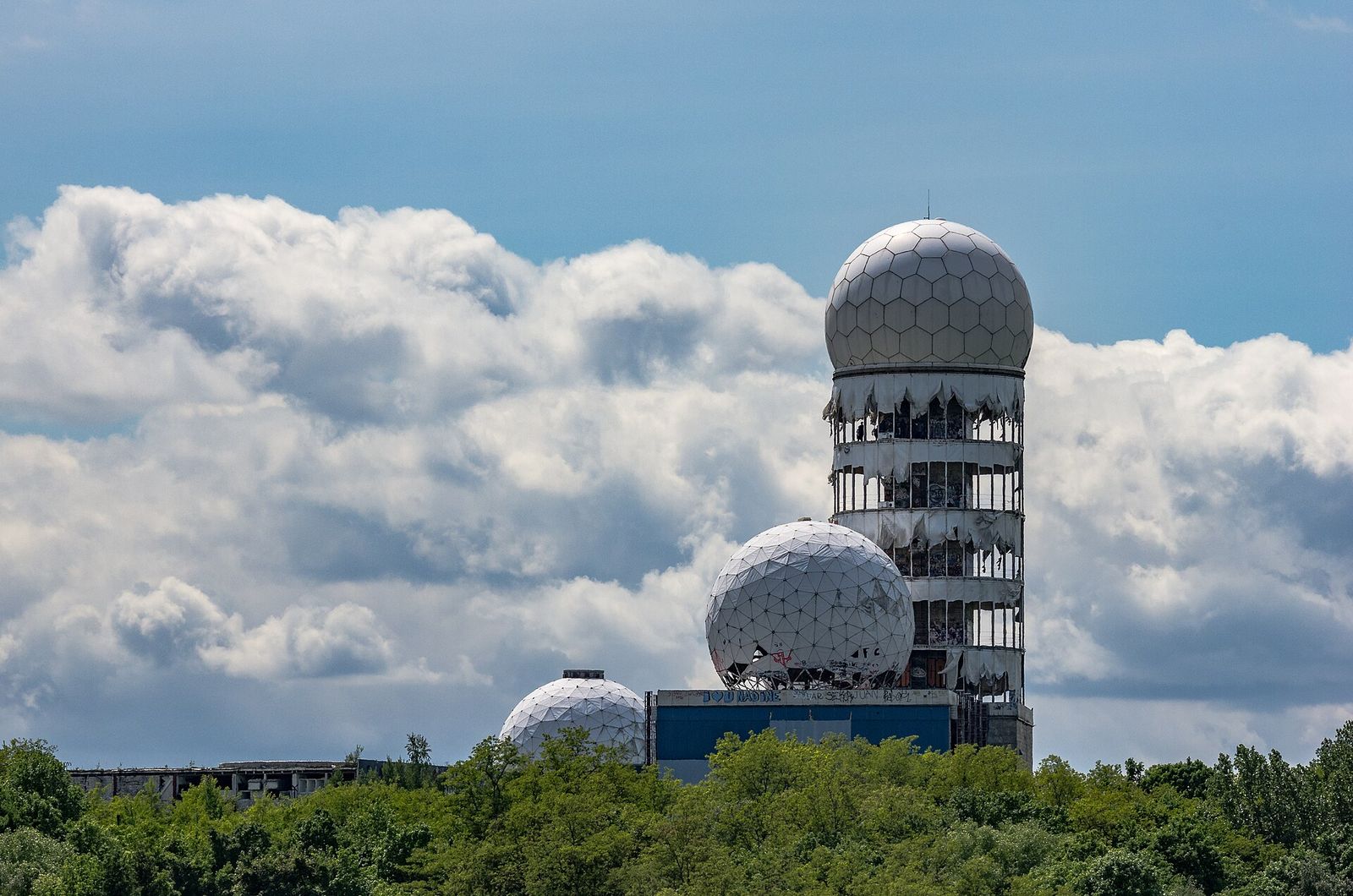 Weiße Radarkuppeln der früheren Abhörstation auf dem Teufelsberg, die über die Wipfel des Grunewalds ragen